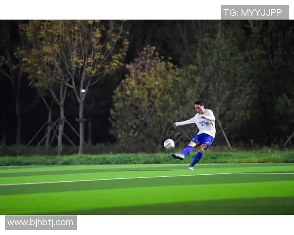 足球明星与艺术气质的完美结合展现独特魅力与风采的精彩瞬间