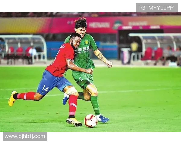 足球明星在跑步机上挑战极限展现训练秘笈与运动激情