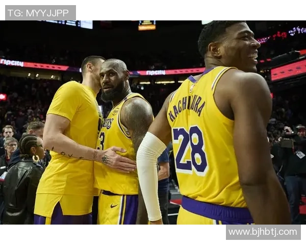 足球明星齐聚湖人主场观战精彩赛事引发热议 足球明星齐聚湖人主场观战精彩赛事引发热议